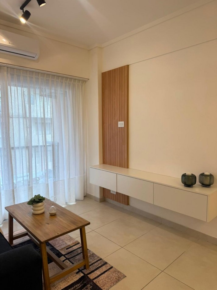 Venta Departamento de 2 ambientes con dependencia de servicio y balcon a la calle. 