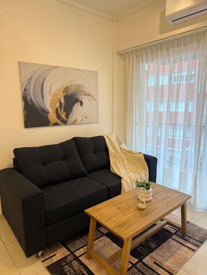 Venta Departamento de 2 ambientes con dependencia de servicio y balcon a la calle. 