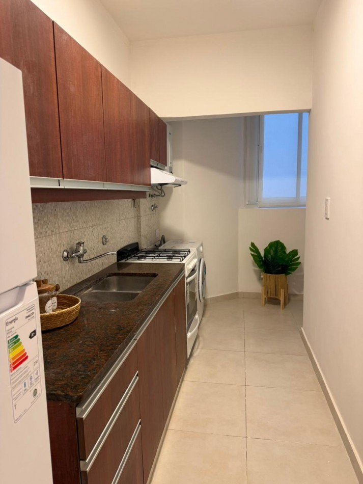 Venta Departamento de 2 ambientes con dependencia de servicio y balcon a la calle. 