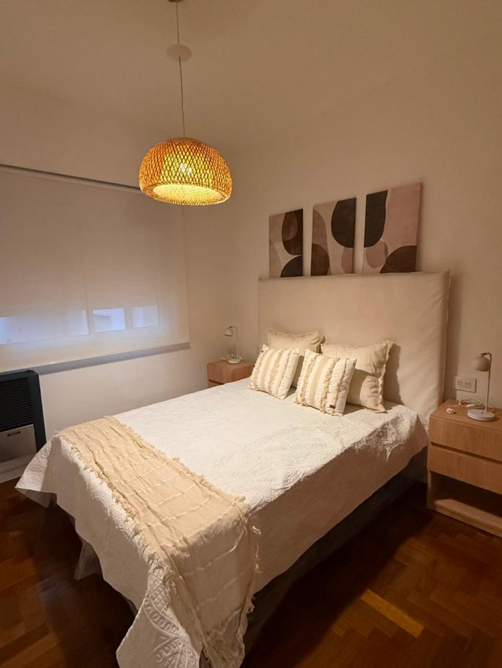 Venta Departamento de 2 ambientes con dependencia de servicio y balcon a la calle. 