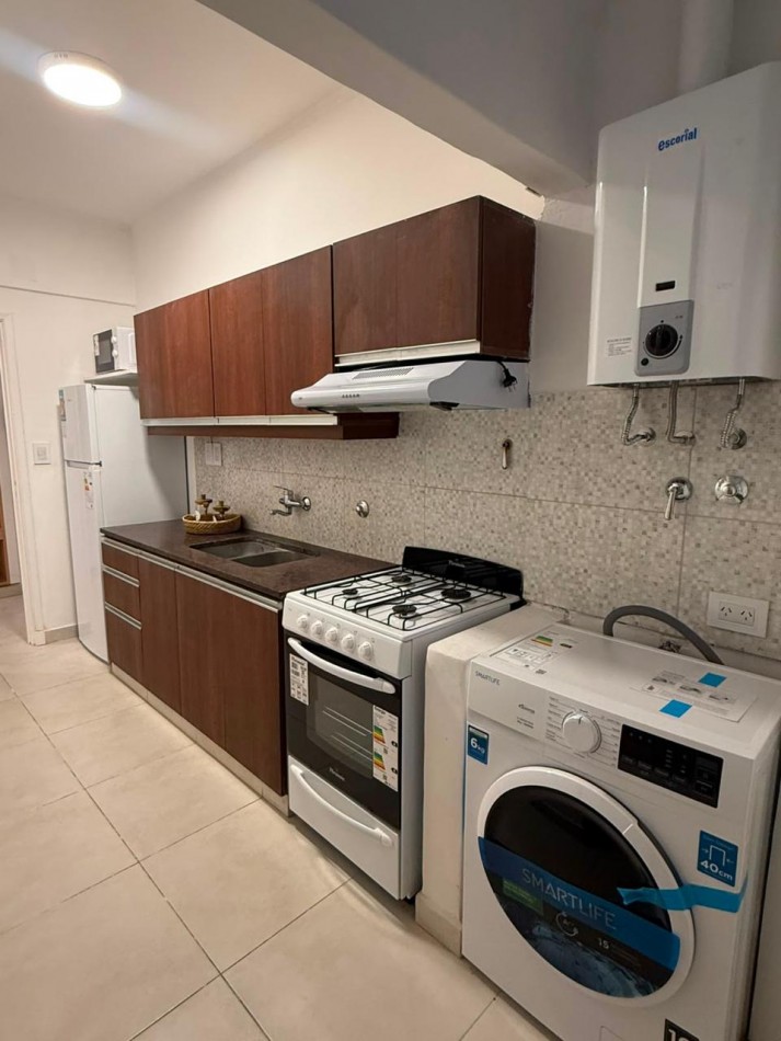 Venta Departamento de 2 ambientes con dependencia de servicio y balcon a la calle. 