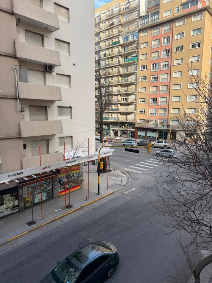 Venta Departamento de 2 ambientes con dependencia de servicio y balcon a la calle. 