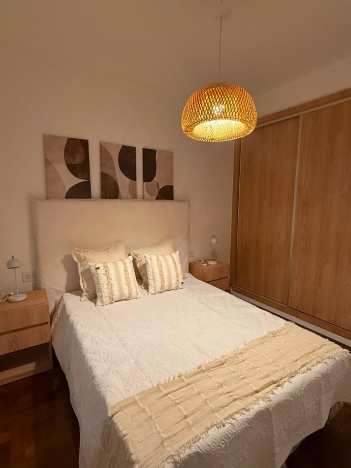 Venta Departamento de 2 ambientes con dependencia de servicio y balcon a la calle. 