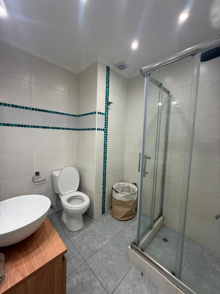 Venta Departamento de 2 ambientes con dependencia de servicio y balcon a la calle. 