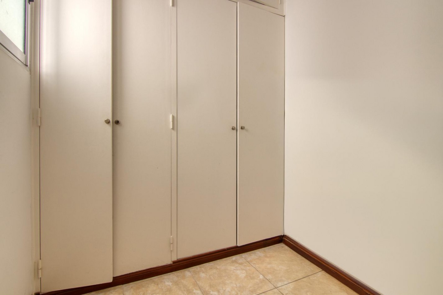 Venta de departamento tres ambientes con dependencia y balcon a la calle.