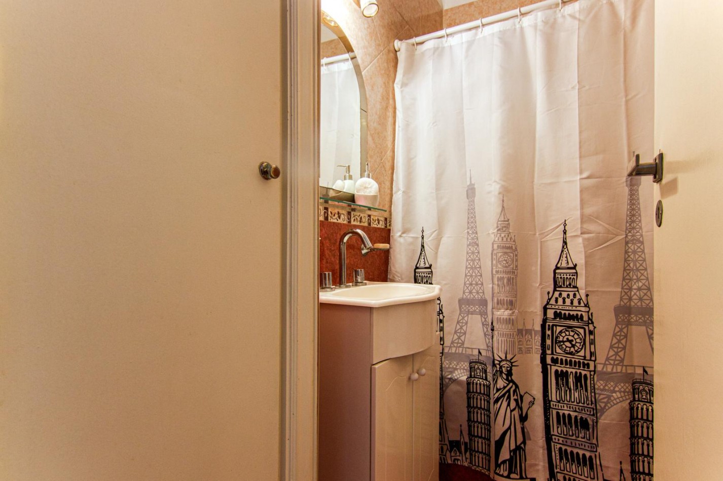 Venta de departamento tres ambientes con dependencia y balcon a la calle.