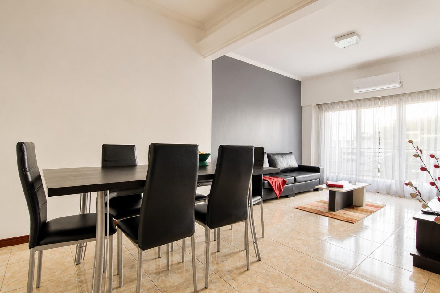 Venta de departamento tres ambientes con dependencia y balcon a la calle.