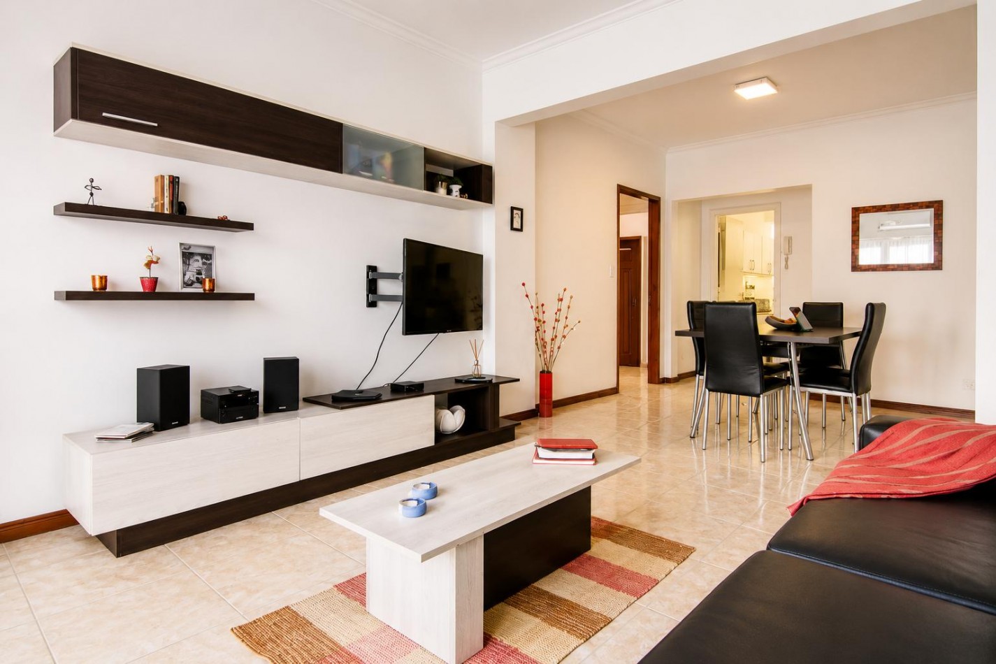 Venta de departamento tres ambientes con dependencia y balcon a la calle.