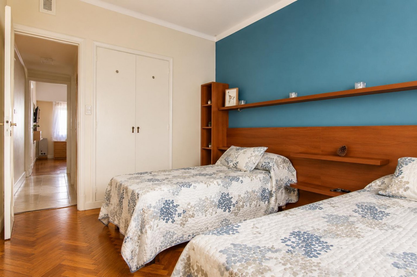 Venta de departamento tres ambientes con dependencia y balcon a la calle.