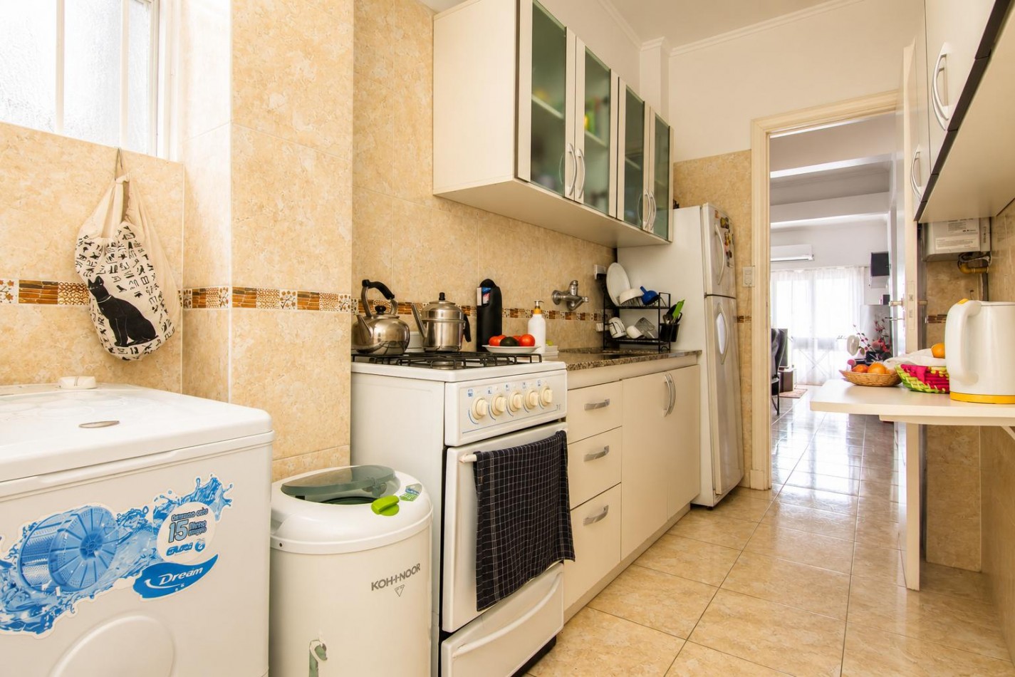 Venta de departamento tres ambientes con dependencia y balcon a la calle.