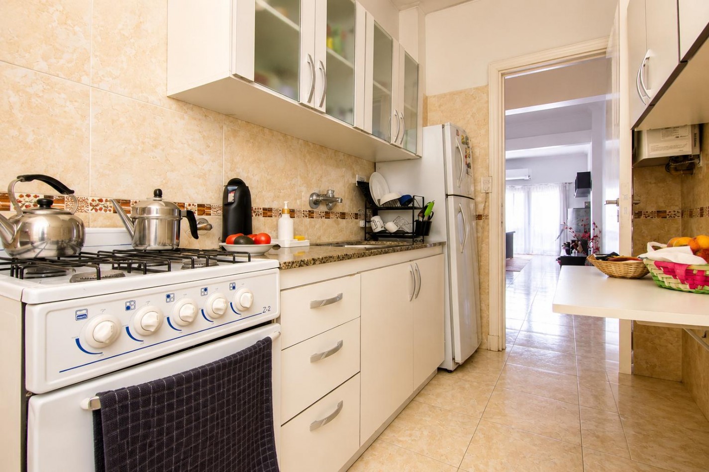 Venta de departamento tres ambientes con dependencia y balcon a la calle.