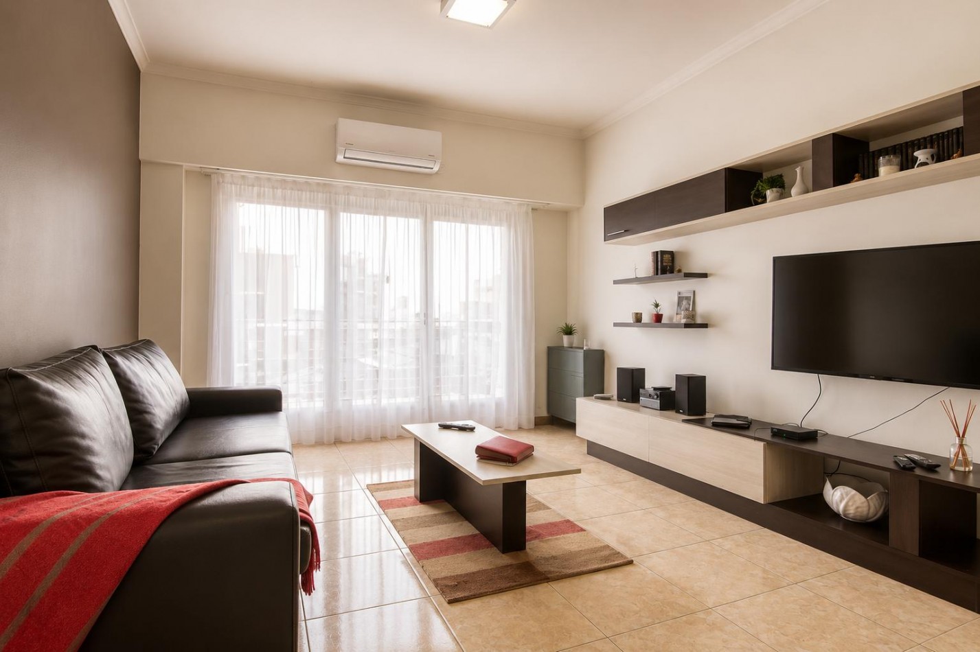 Venta de departamento tres ambientes con dependencia y balcon a la calle.