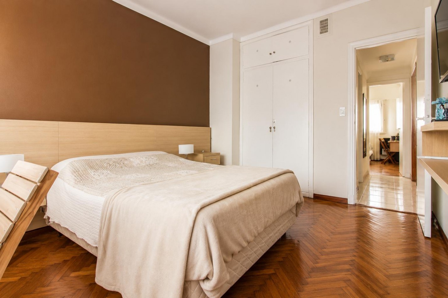 Venta de departamento tres ambientes con dependencia y balcon a la calle.