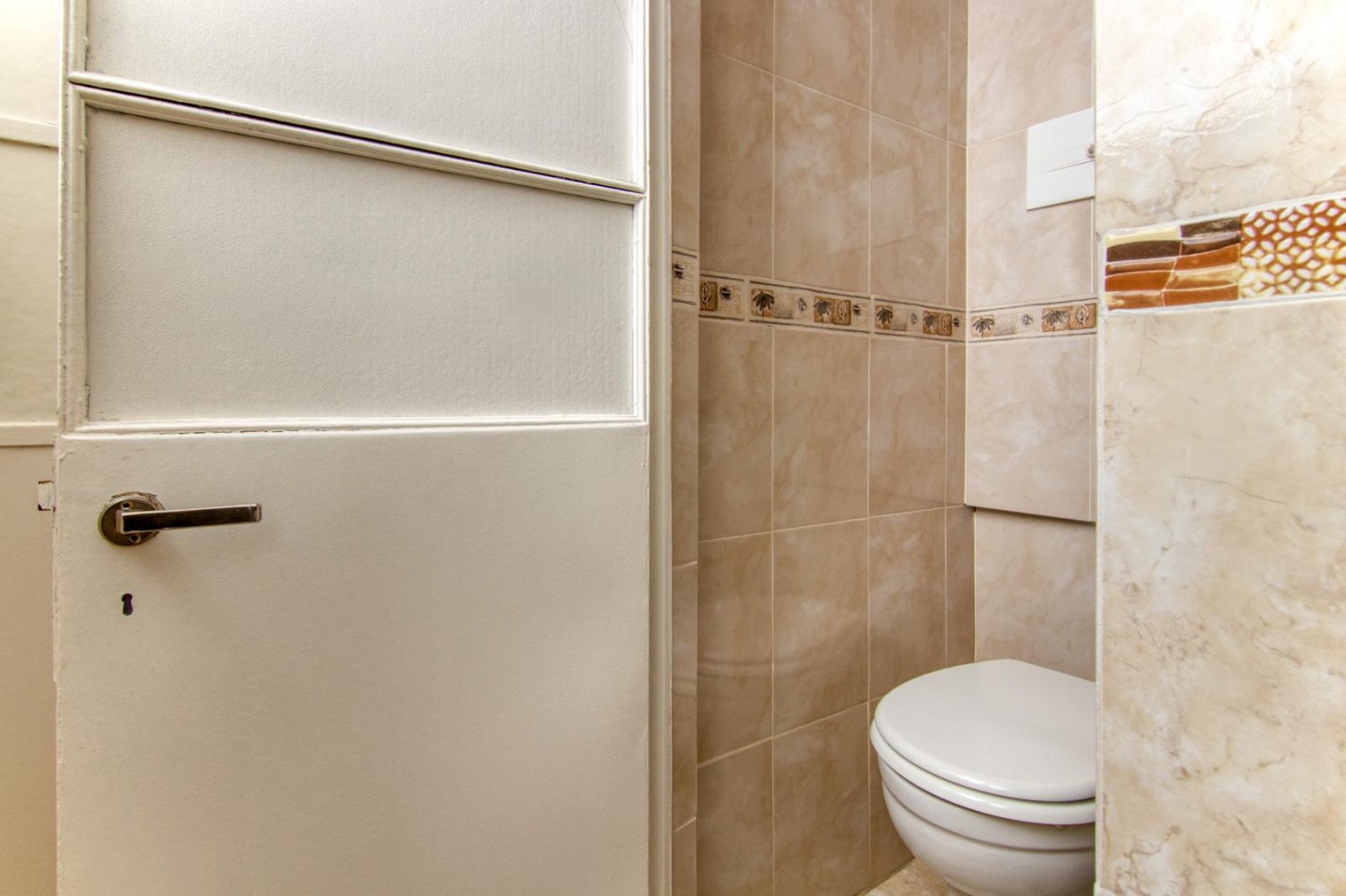 Venta de departamento tres ambientes con dependencia y balcon a la calle.