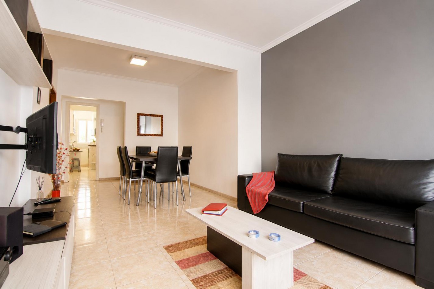 Venta de departamento tres ambientes con dependencia y balcon a la calle.