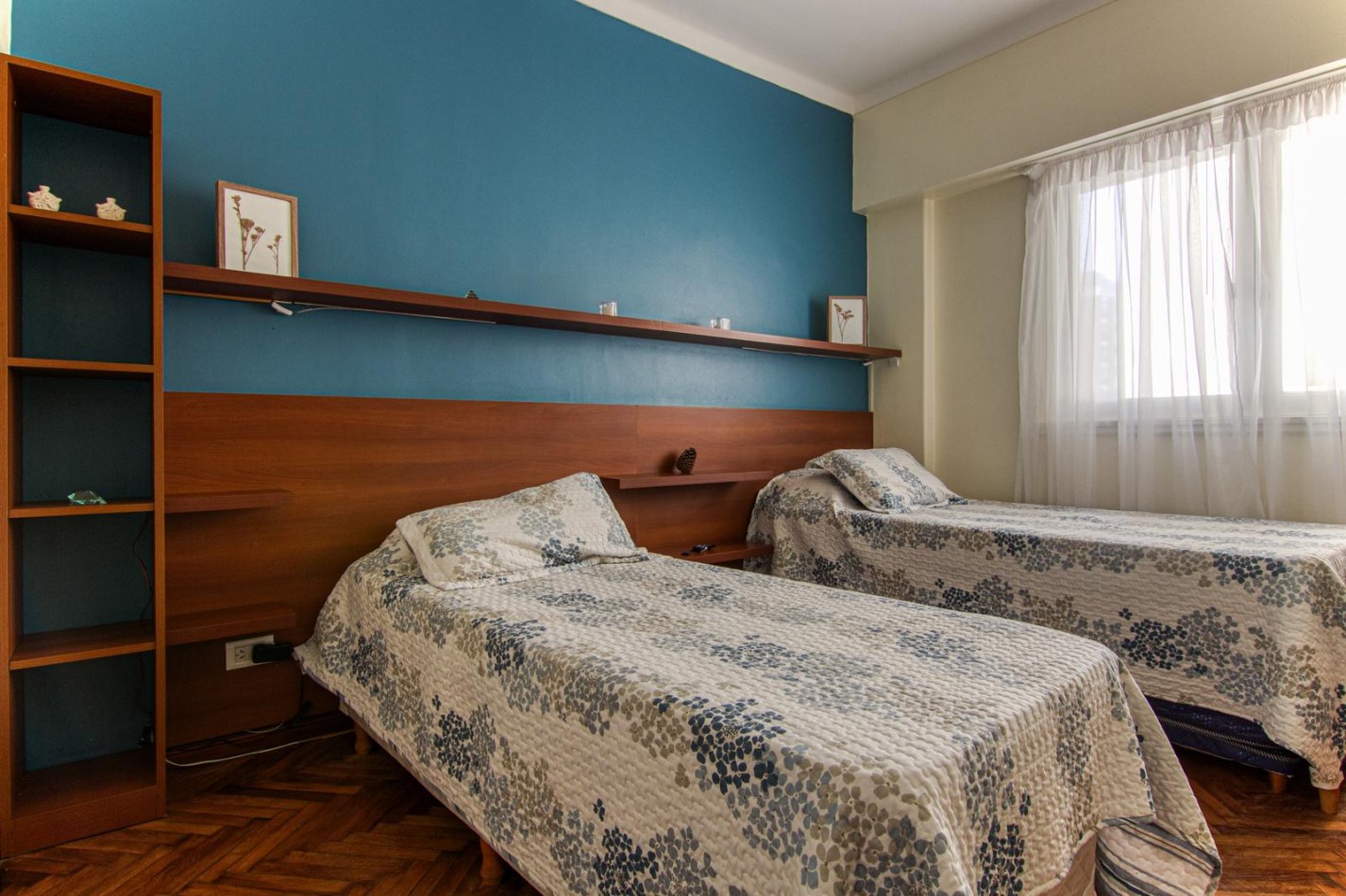 Venta de departamento tres ambientes con dependencia y balcon a la calle.