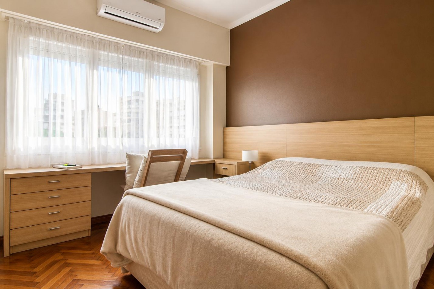 Venta de departamento tres ambientes con dependencia y balcon a la calle.