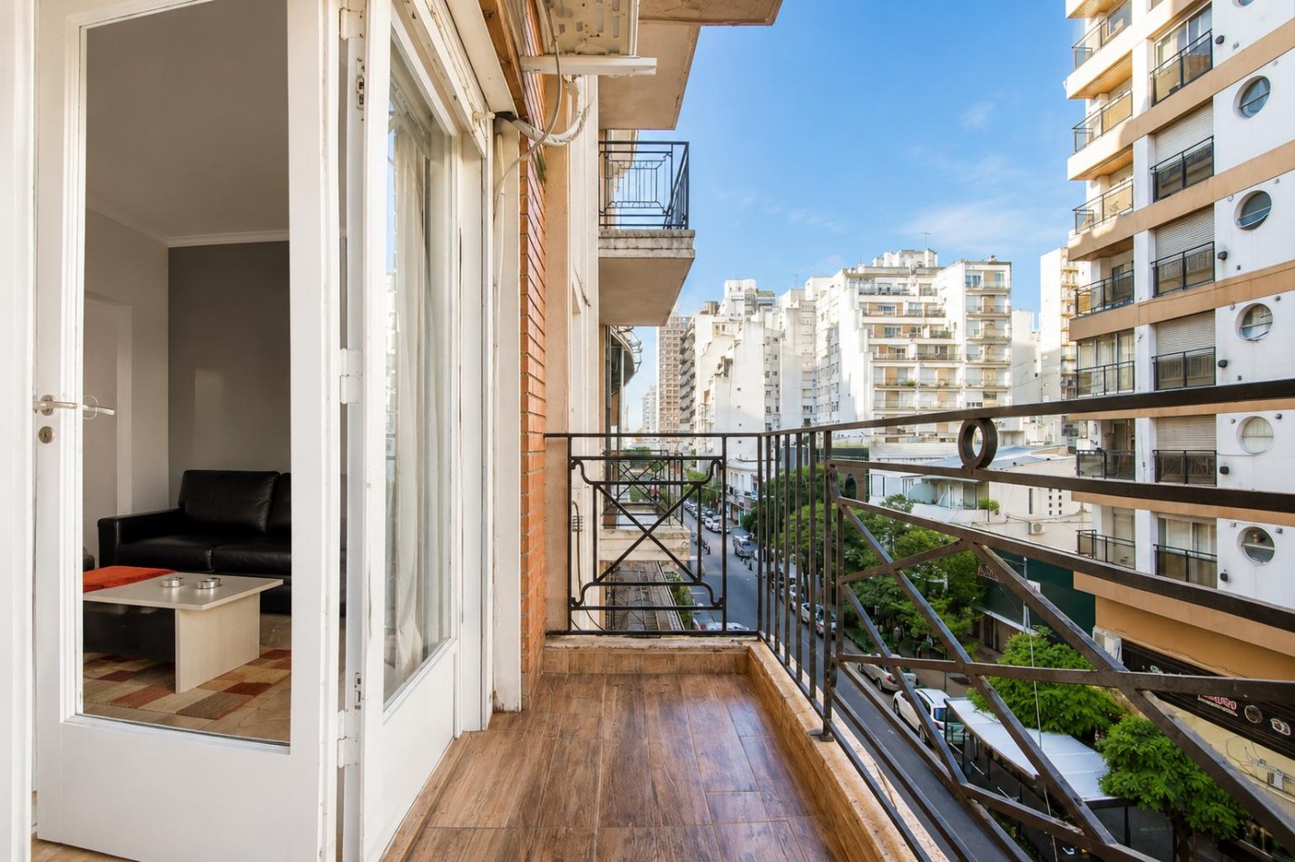 Venta de departamento tres ambientes con dependencia y balcon a la calle.