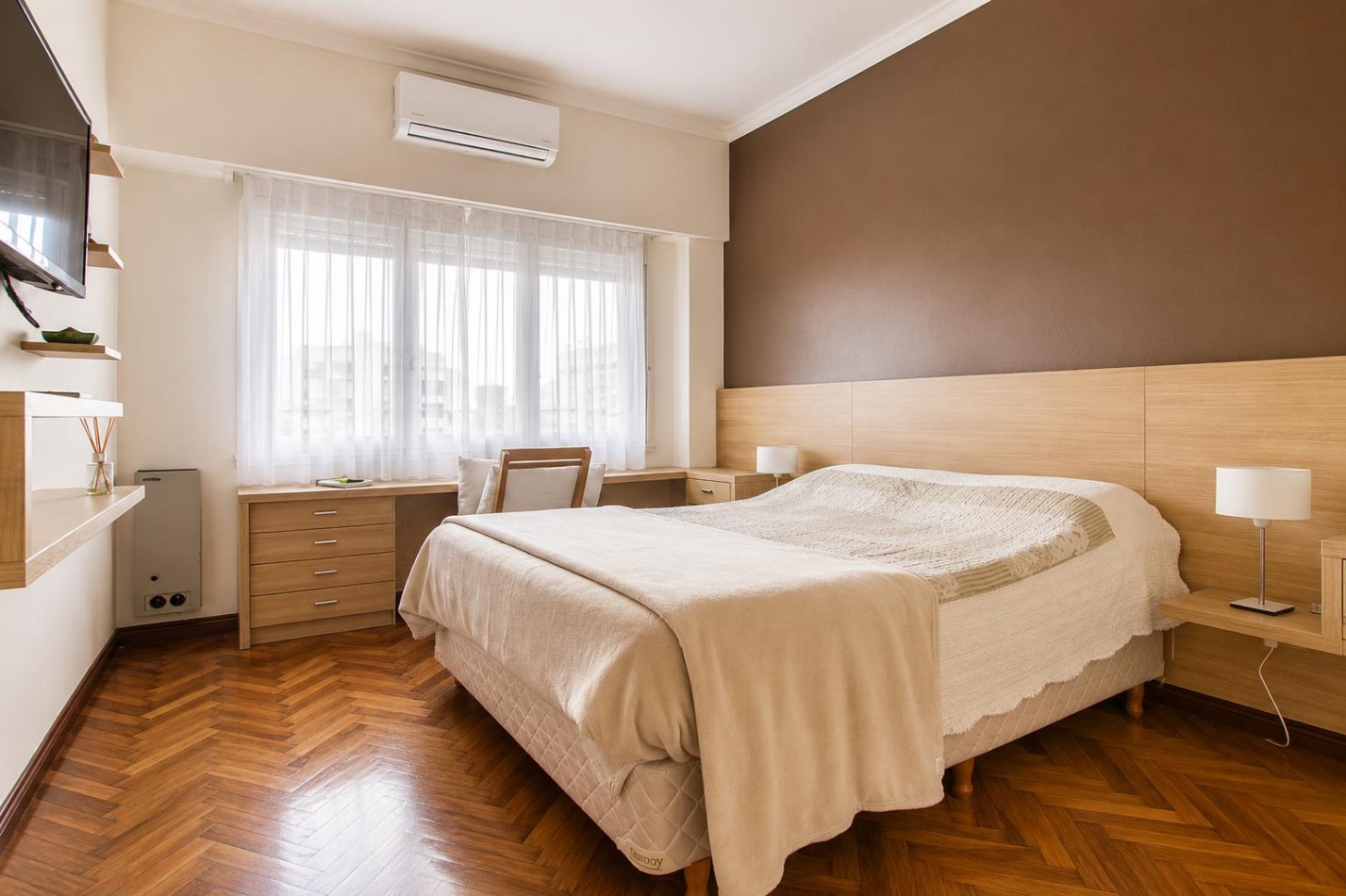 Venta de departamento tres ambientes con dependencia y balcon a la calle.