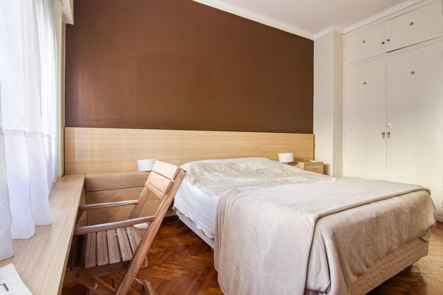 Venta de departamento tres ambientes con dependencia y balcon a la calle.