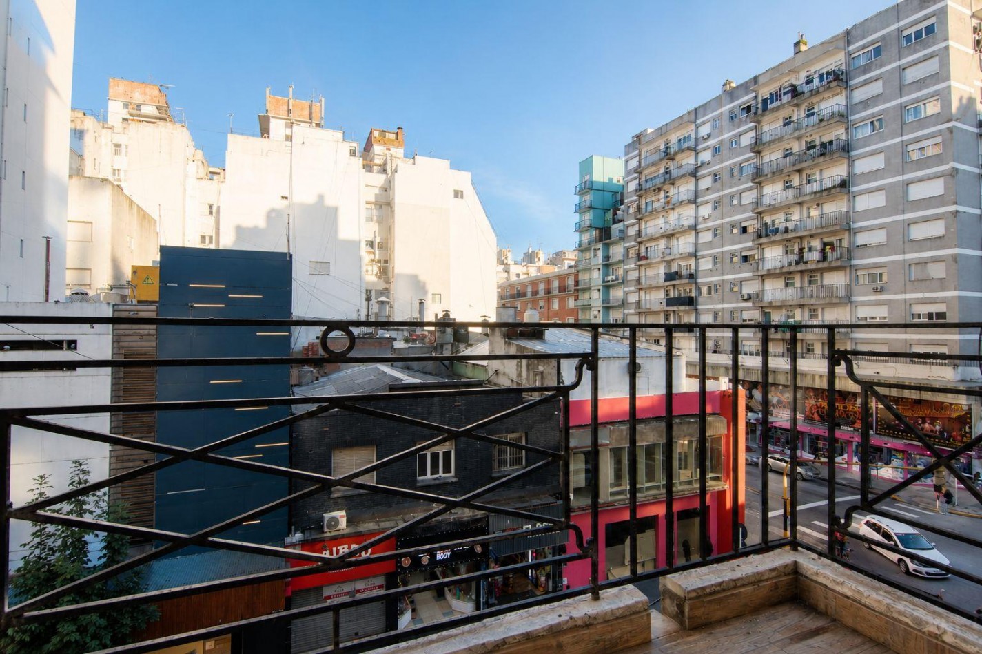 Venta de departamento tres ambientes con dependencia y balcon a la calle.