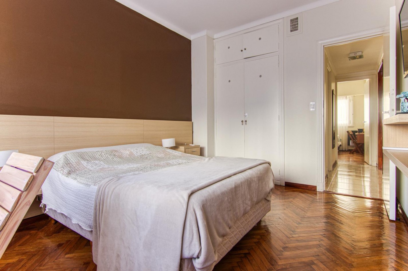 Venta de departamento tres ambientes con dependencia y balcon a la calle.