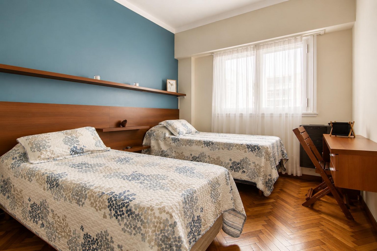 Venta de departamento tres ambientes con dependencia y balcon a la calle.