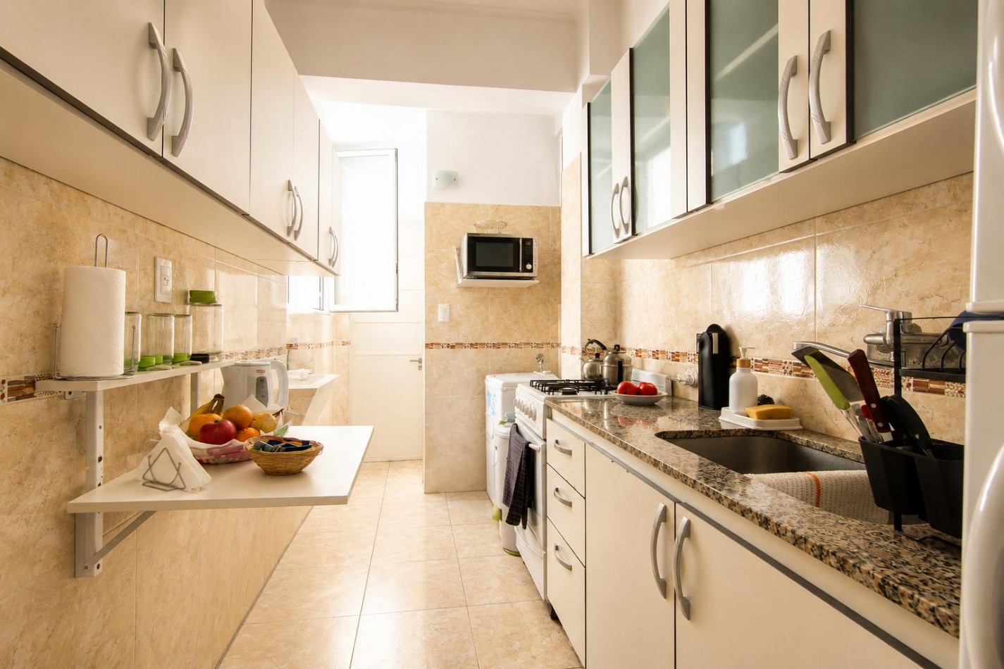 Venta de departamento tres ambientes con dependencia y balcon a la calle.