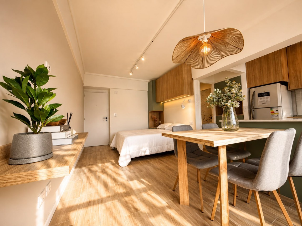 Venta de departamento monoambiente, con balcon a la calle. Luminoso. Excelente ubicacion