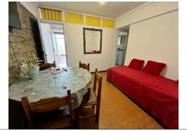 Venta de departamento de 1 ambiente y medio dividido con amplio patio
