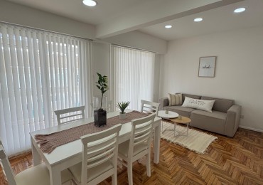 Venta de departamento cuatro ambientes a la calle con balcon terreza. Vista lateral al mar