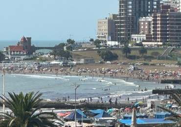 Venta de departamento 3 ambientes a la calle, balcon frances, vista parcial al mar. 
