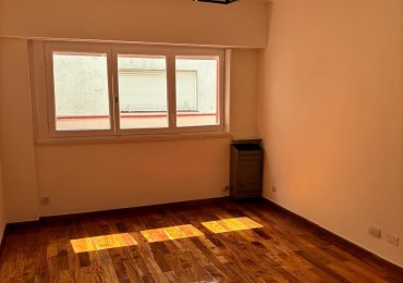 Venta de Departamento 2 ambientes con balcon frances y saliente frente a plaza San Martin