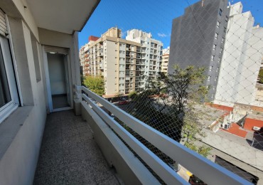 Venta de  PISO 3 ambientes, balcon saliente