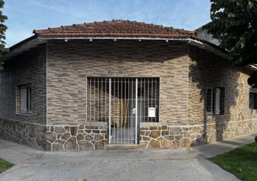 Venta de chalet 4 ambientes en esquina con patio y garage