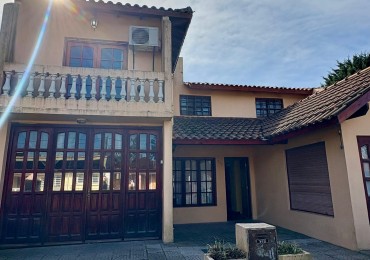 Venta de casa cinco ambientes, Santa Clara del Mar 