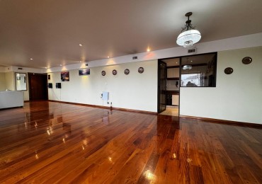 Venta de EXCLUSIVO PISO 4 AMBIENTES CON DEPENDENCIA/PARRILA/COCHERA/BAULERA EN ZONA CENTRO