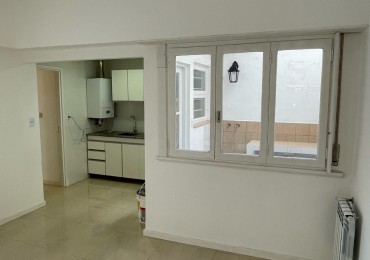 Venta de departamento tres ambientes, con patio. La perla norte