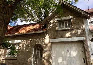 Chalet de estilo cuatro ambientes, Barrio La perla