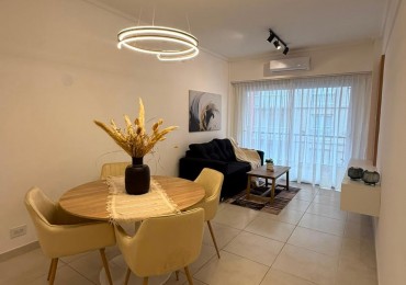 Venta Departamento de 2 ambientes con dependencia de servicio y balcon a la calle. 