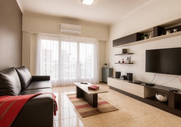 Venta de departamento tres ambientes con dependencia y balcon a la calle.